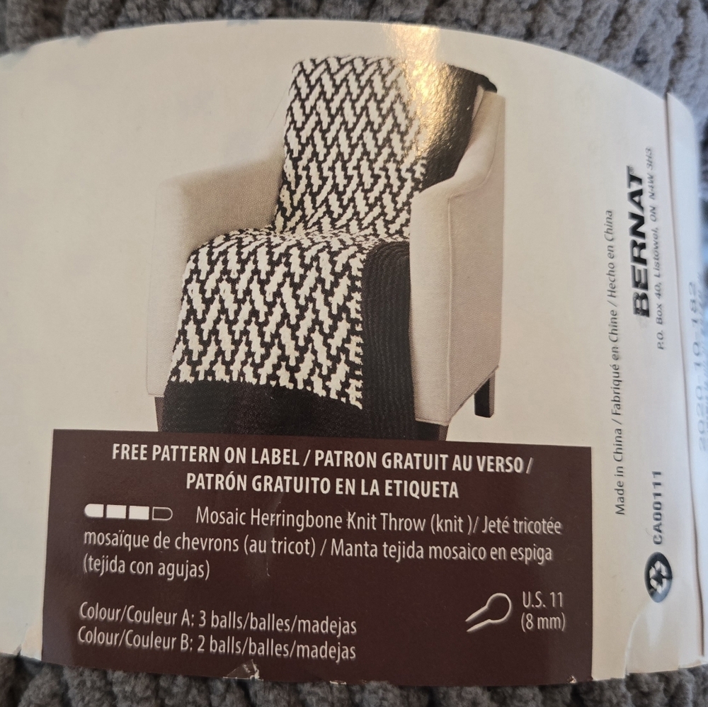 Bernat Blanket Yarn - Dark Gray 10.5 Oz Ea Skein - Picture 3 of 9